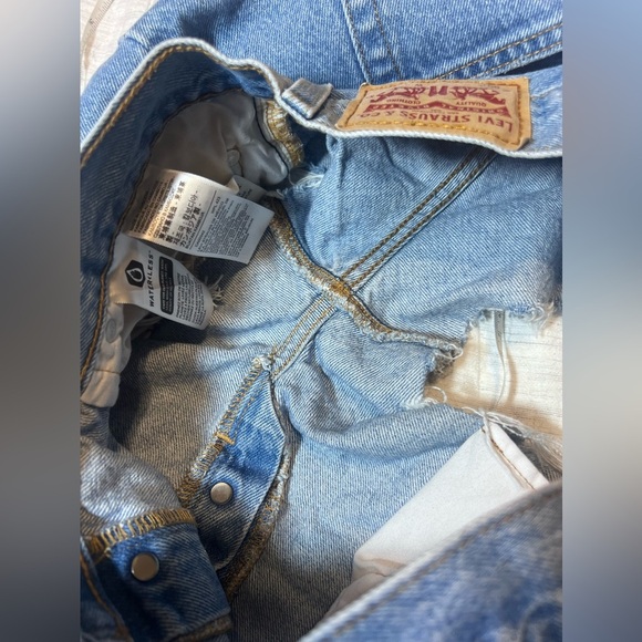 Levi's 501® Women's High Rise Jean Shorts Light Wash Denim Distressed Size 33 - Picture 7 of 8